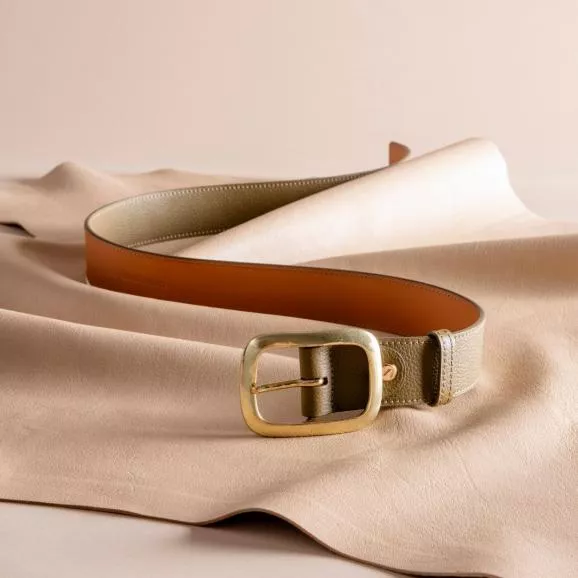 Belt your jeans with the Captivante. 
100% grained calf leather strap. Made in France brass buckle. 
Made in France. Style - Quality - Durability. 
Do you like this buckle with character ? 
Ceinturez vos jeans avec la Captivante. 
Lanière 100% cuir de veau grainé. Boucle laiton made in France. 
Fabrication française. Style - Qualité - Durabilité. 
Et vous, vous aimez cette boucle de caractère ? 
???? @gabibesancon 
#vaincourt #belt #leather #cuir #beltit #savoirfaire #knowhow #madeinfrance #paris #elegance #atelier #workshop #maroquinerie #leatherwork #luxury #luxurybelt #accessoire #crafts #craftspeople #EPV #EntrepriseDuPatrimoineVivant #France #NeimanMarcus #Bonmarché #Printemps #Bergdorfs #parisienne