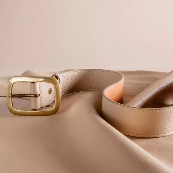 A timeless belt, La Captivante is the perfect accessory for your jeans. 
Available in a wide range of colours on vaincourt.com 
Intemporelle, la ceinture La Captivante est l’accessoire parfait pour vos jeans. 
Disponible dans de nombreux coloris sur vaincourt.com
????: @gabibesancon 
#vaincourt #belt #leather #cuir #beltit #savoirfaire #knowhow #madeinfrance #paris #elegance #atelier #workshop #maroquinerie #leatherwork #luxury #luxurybelt #accessoire #crafts #craftspeople #EPV #EntrepriseDuPatrimoineVivant #France #NeimanMarcus #Bonmarché #Printemps #Bergdorfs #parisienne